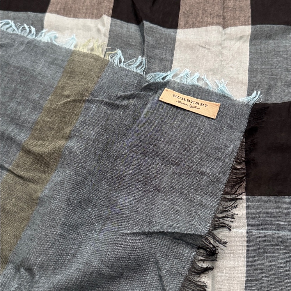 Burberry - Picture 4 of 11